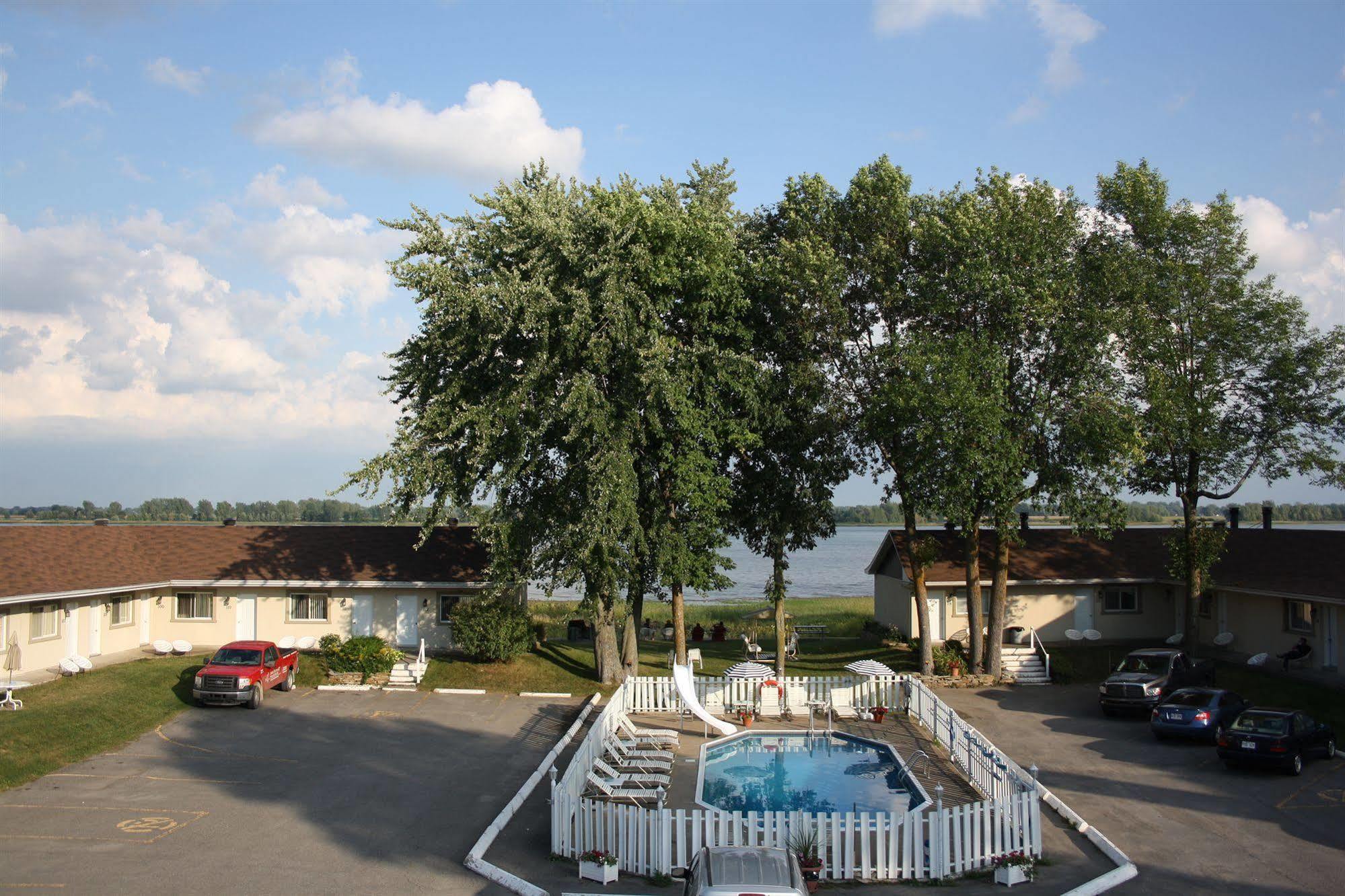 Au Doc Motel Repentigny Exterior foto